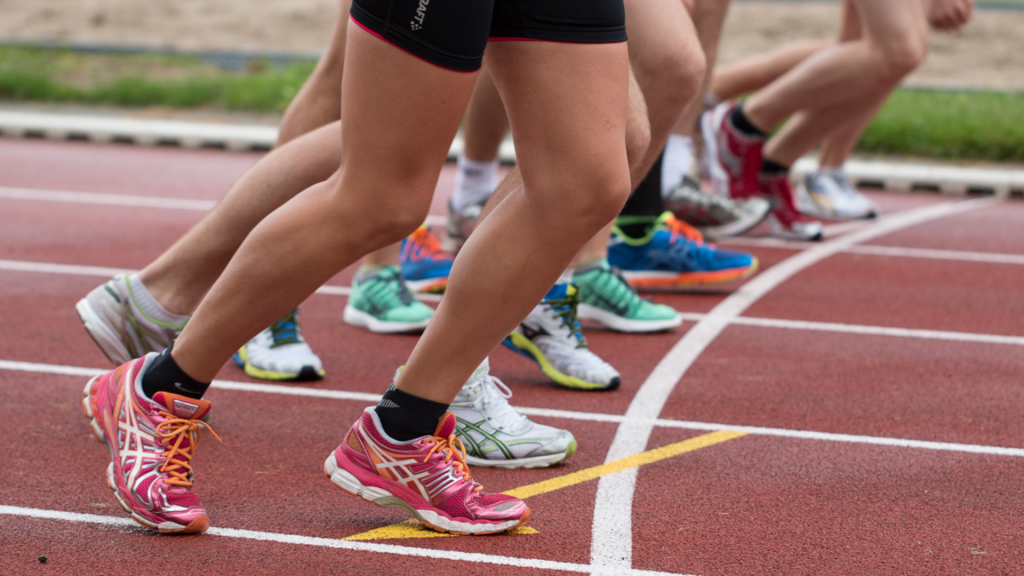 Lauf mit Herz 2023 rennende Menschen