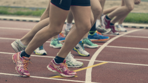 Lauf mit Herz 2023 rennende Menschen